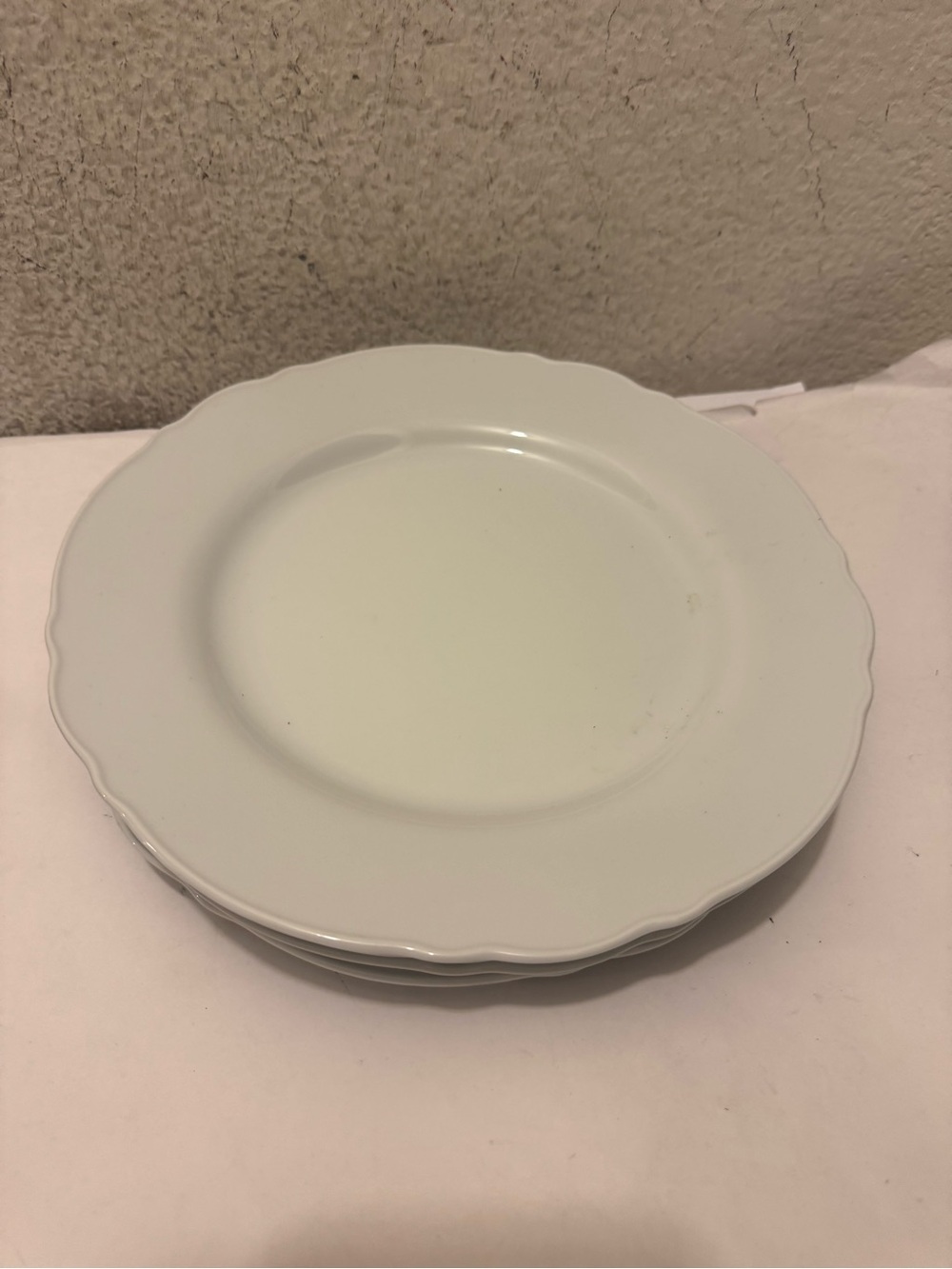 Set of 4 IKEA upplaga White Scalloped Ceramic Dinner Plate A2